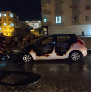 Şanlıurfa'da seyir halindeki otomobil yandı