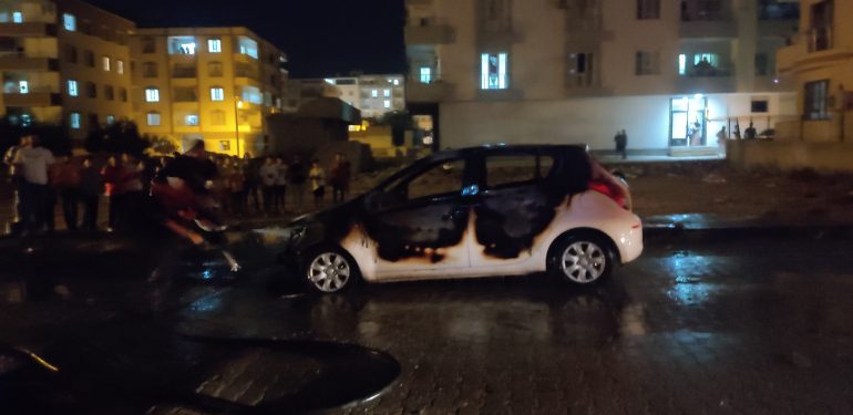 Şanlıurfa'da seyir halindeki otomobil yandı