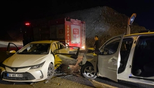 Şanlıurfa'da hafif ticari araç ile otomobilin çarpıştığı kazada 11 kişi yaralandı