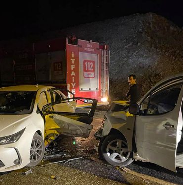 Şanlıurfa'da hafif ticari araç ile otomobilin çarpıştığı kazada 11 kişi yaralandı