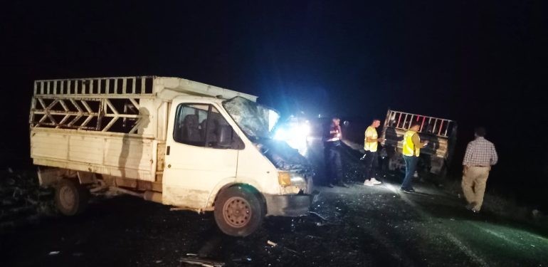 Şanlıurfa'da iki kamyonet çarpışması sonucu 3 kişi yaralandı