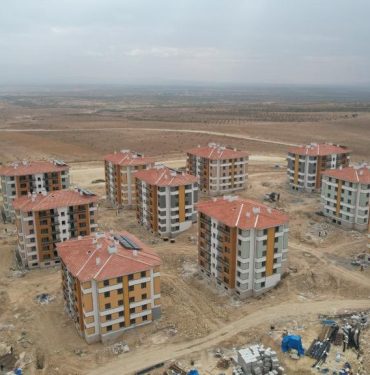 Şanlıurfa'da deprem konutlarının inşası sürüyor