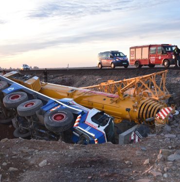 Şanlıurfa'da şarampole devrilen vinçteki 2 kişi yaralandı