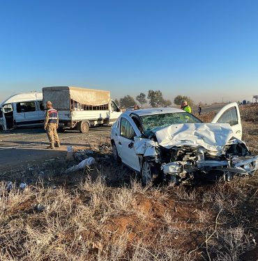 Şanlıurfa'da minibüsle otomobilin çarpıştığı kazada 12 kişi yaralandı