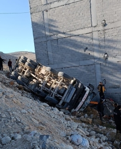 Şanlıurfa’da şarampole devrilen beton mikserinin sürücüsü yaralandı