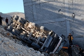 Şanlıurfa’da şarampole devrilen beton mikserinin sürücüsü yaralandı