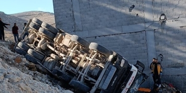 Şanlıurfa’da şarampole devrilen beton mikserinin sürücüsü yaralandı