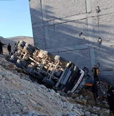 Şanlıurfa’da şarampole devrilen beton mikserinin sürücüsü yaralandı
