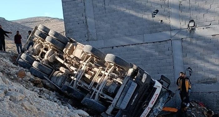 Şanlıurfa’da şarampole devrilen beton mikserinin sürücüsü yaralandı