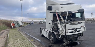 Şanlıurfa'da yolcu otobüsü tırla çarpıştı, 5 kişi yaralandı