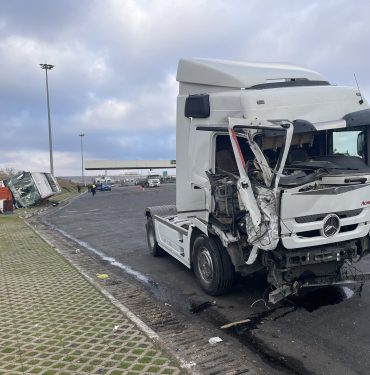 Şanlıurfa'da yolcu otobüsü tırla çarpıştı, 5 kişi yaralandı