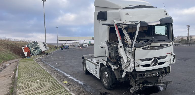 Şanlıurfa'da yolcu otobüsü tırla çarpıştı, 5 kişi yaralandı
