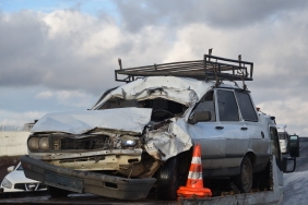 Şanlıurfa'da otomobil ile tırın çarpıştığı kazada 3 kişi yaralandı