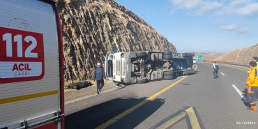 Şanlıurfa'da devrilen tırın sürücüsü öldü