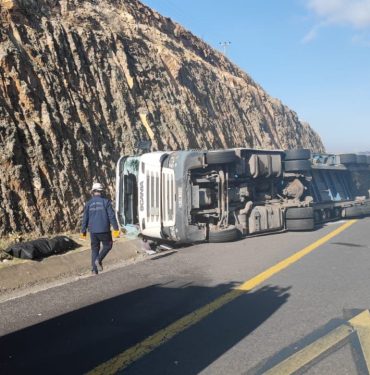 Şanlıurfa'da devrilen tırın sürücüsü öldü