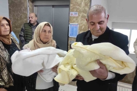 ŞANLIURFA'DA 32 YIL SONRA GELEN İKİZ MUTLULUK İKİZ BEBEKLERİNİ 32 YIL SONRA ZILGITLARLA KUCAKLARINA ALDILAR