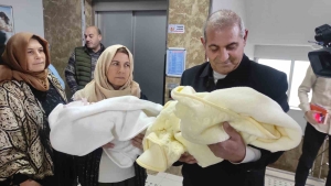 ŞANLIURFA'DA 32 YIL SONRA GELEN İKİZ MUTLULUK İKİZ BEBEKLERİNİ 32 YIL SONRA ZILGITLARLA KUCAKLARINA ALDILAR
