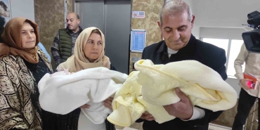 ŞANLIURFA'DA 32 YIL SONRA GELEN İKİZ MUTLULUK İKİZ BEBEKLERİNİ 32 YIL SONRA ZILGITLARLA KUCAKLARINA ALDILAR