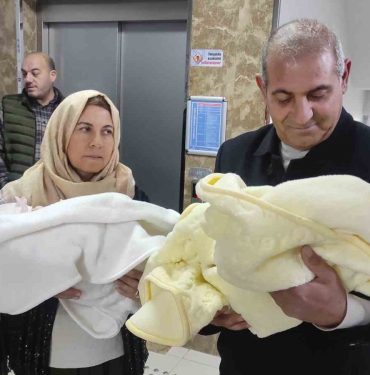 ŞANLIURFA'DA 32 YIL SONRA GELEN İKİZ MUTLULUK İKİZ BEBEKLERİNİ 32 YIL SONRA ZILGITLARLA KUCAKLARINA ALDILAR