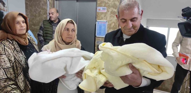 ŞANLIURFA'DA 32 YIL SONRA GELEN İKİZ MUTLULUK İKİZ BEBEKLERİNİ 32 YIL SONRA ZILGITLARLA KUCAKLARINA ALDILAR