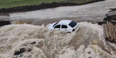 SİVEREK'TE SEL SULARI OTOMOBİLİ DEREYE SÜRÜKLEDİ, YOLCULAR FACİADAN KIL PAYI KURTULDU
