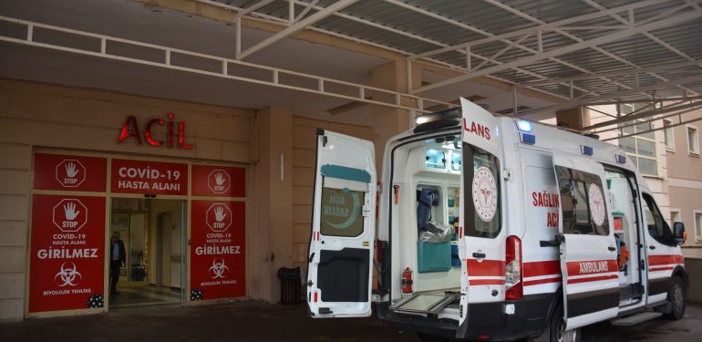 Şanlıurfa'da şarampole devrilen otomobildeki 7 kişi yaralandı