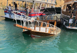 Halfeti’de Tekneler Kafa Kafaya Çarpıştı!