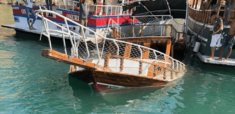 Halfeti’de Tekneler Kafa Kafaya Çarpıştı!