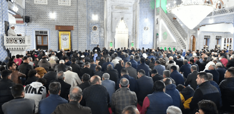 Şanlıurfa’da Bayram Namazında Camiler Doldu