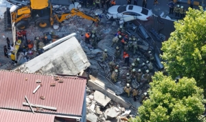 3 Katlı Bina Çöktü Enkaz Altında Kalanlar Var (1)