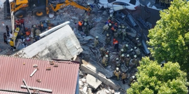 3 Katlı Bina Çöktü Enkaz Altında Kalanlar Var (1)