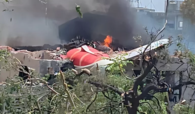 hindistan-da-yolcu-ucagi-dustu-18735394_3555_amp